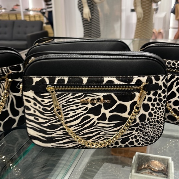 MICHAEL KORS JET SET LARGE EAST WEST ZIP POCKET CHAIN XBODY 
BLACK 
NWT - Picture 5 of 16